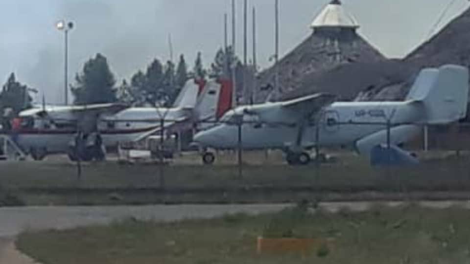 AmericoDeGrazia's tweet image. Muchos comienzan a entender hoy #6A porqué desalojaron al pueblo #Pemon del Aeropuerto internacional de #StaElenaDeUairen en territorio indígena de #Maurak y persiguen a sus capitanes. Orden de captura del @AlcaldeEmilio y masacres. Aviones Rusos saquean #ArcoMineroDeLaMuerte