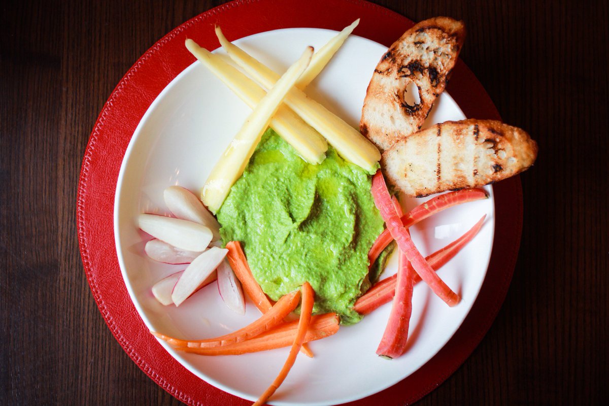In Spring, the food on your plate starts to bloom 💐
Spring Pea Hummus, crudité, crostini, extra virgin olive oil

#Spring #AmericanBounty #HealthyDelicious