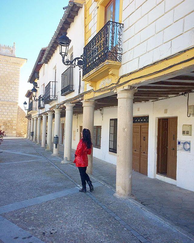 Viajando_blog's tweet photo. Cogullodo, uno de tantos pueblos con encanto de Guadalajara. 
Uno de sus grandes atractivos es el Palacio de los Duques de Medinaceli, pero también sus soportales y casas de colores. Como siempre, callejear es uno de mis pasatiempos favoritos... #sierran… https://t.co/k9YumZqCPl https://t.co/uGbOJ7LWzd