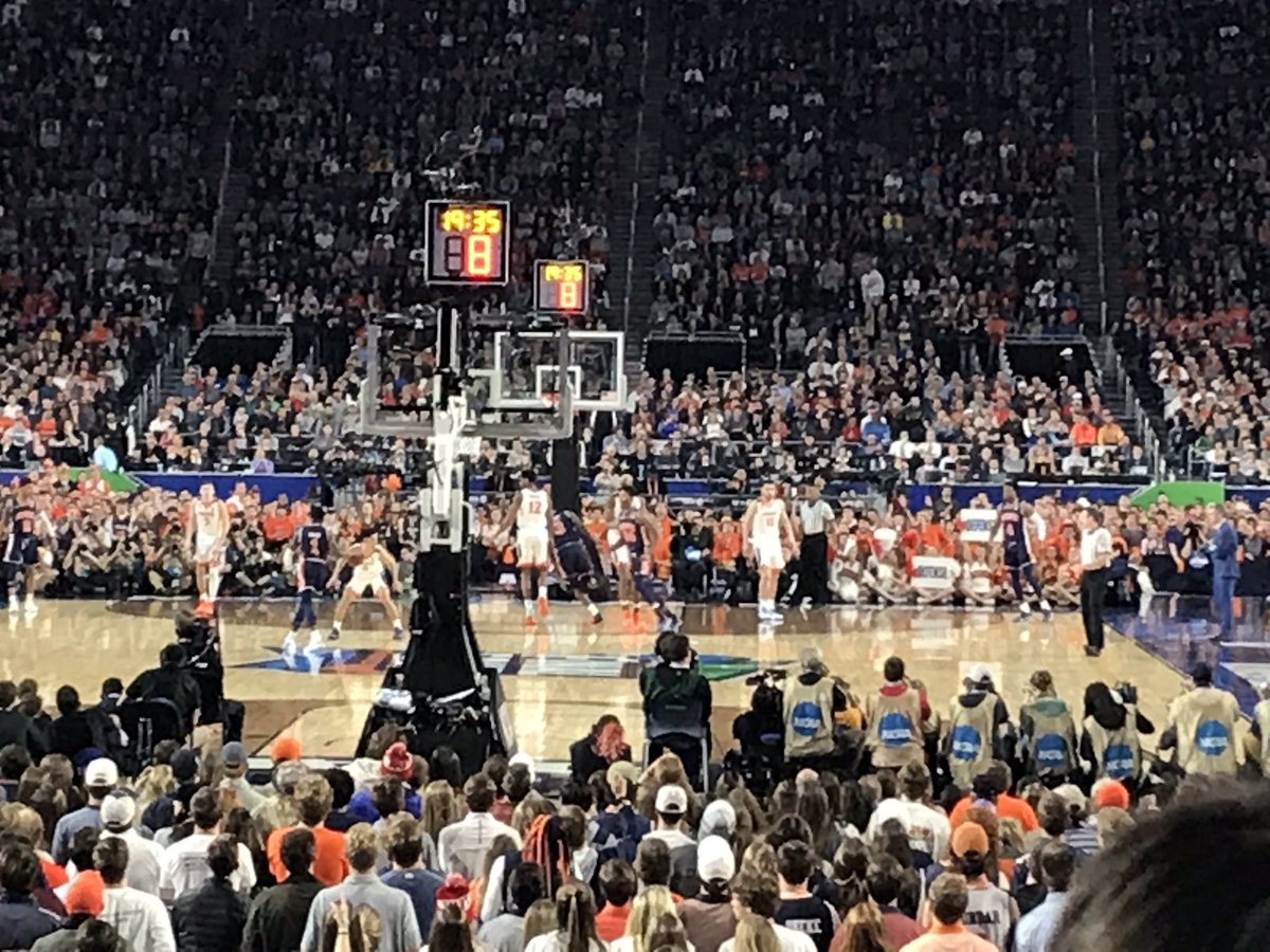 ecarte01's tweet photo. NCAA awesomeness #capitalone #ncaafinalfour #FinalFour️ https://t.co/rRXnNE9vuv