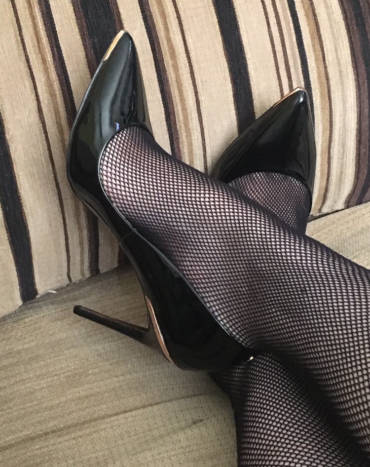 TheLadyHeidi's tweet photo. Dangerous combination.... killer heels and fishnet stockings ๐
#heelworship #highheels #highheelsfetish #goddessworship #footfetish #slavetofeet #footwhore #footlicker #heellovers @rt_feet @touchRTP @rtfemdom1 @RTAlex_1 @RTFETFD #findom #paypig https://t.co/dNhzpesaMf
