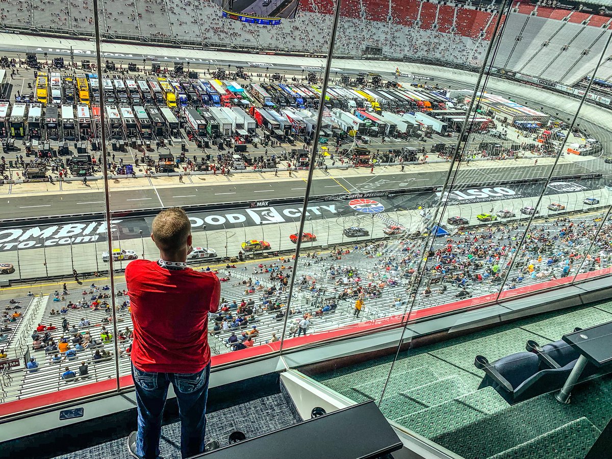 ForecastinFloyd's tweet photo. Admiring the greatest venue of all of sports and smiling down knowing Nascar heading in the right direction. Tons of excitement, smiles, and positivity flowing around the track this weekend #Alsco300 #ZombieAuto150 #FoodCity500 #NASCAR #Searching4myFavorite π https://t.co/3qw2RKLHyY