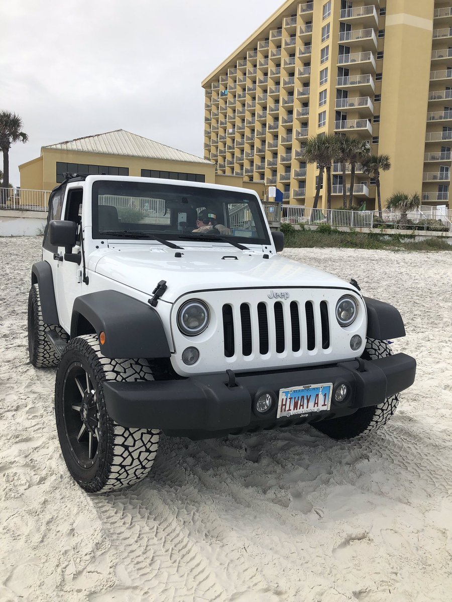 StlOwner's tweet photo. @JeepstudMS @kennychesney @StateFarmCenter @noshoesnation @noshoesradio @deannakaytv @BlueChairBayRum That’s my Jeep parked next to you. https://t.co/1qtp0dKdxA