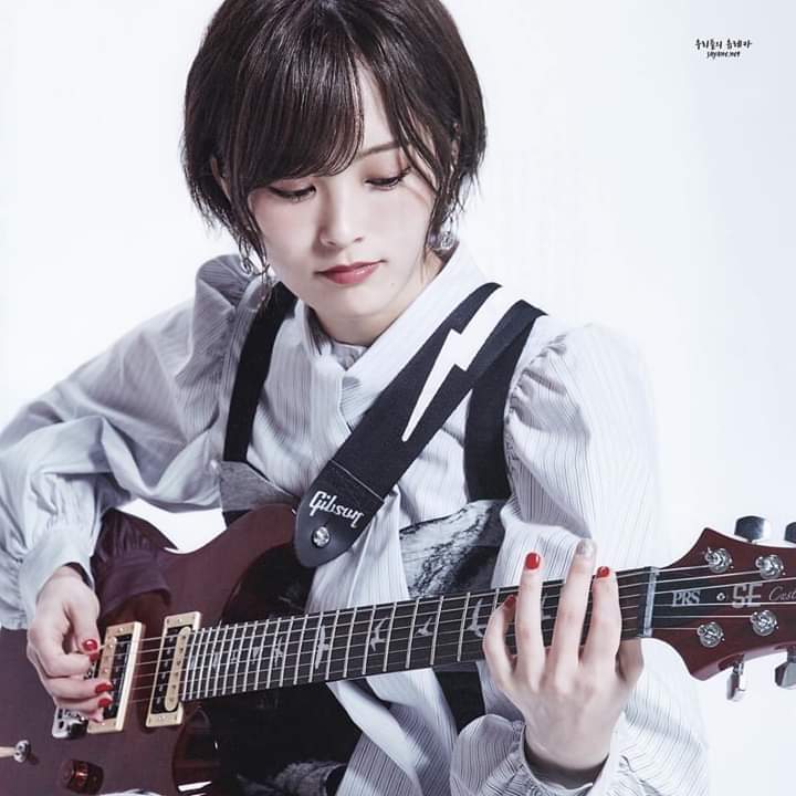 夢の声 山本彩応援垢 Twitterissa このギターのショットは珍しいですね どのタイプを持っても似合う さすがさや姉 山本彩 さや姉