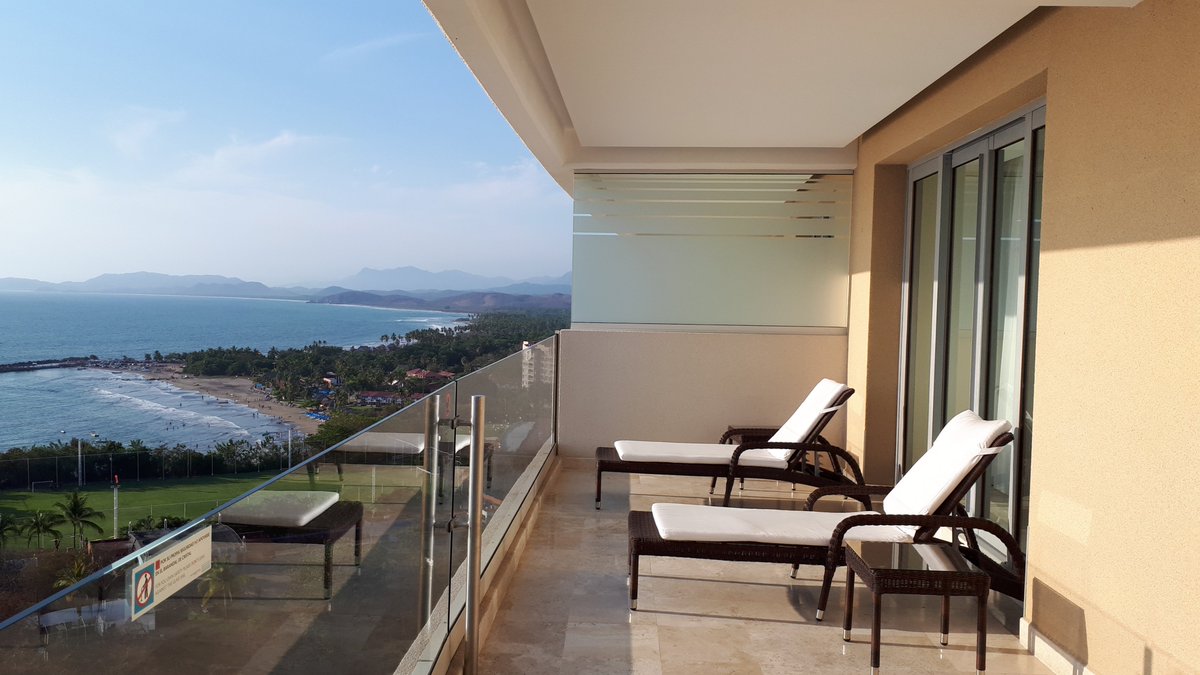 JaneCStevenson's tweet photo. New day, different balcony. Thx for the upgrade @Azulixtapa #azulixtapagrandresort. @SunwingVacay #vacationbetter #sunwingmode https://t.co/aDiISVp97p