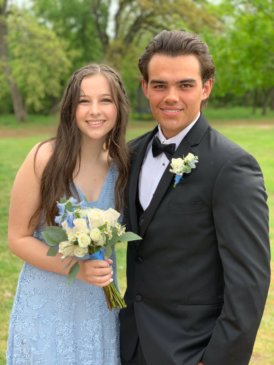 TheCozyRomance's tweet photo. These are the things that make my florist work all worthwhile! Seeing a picture of the prom couple holding and wearing the flowers I put together just for them. #lifeisgood #Prom2k19 #prom #dallasprom https://t.co/f3OMgKehkU
