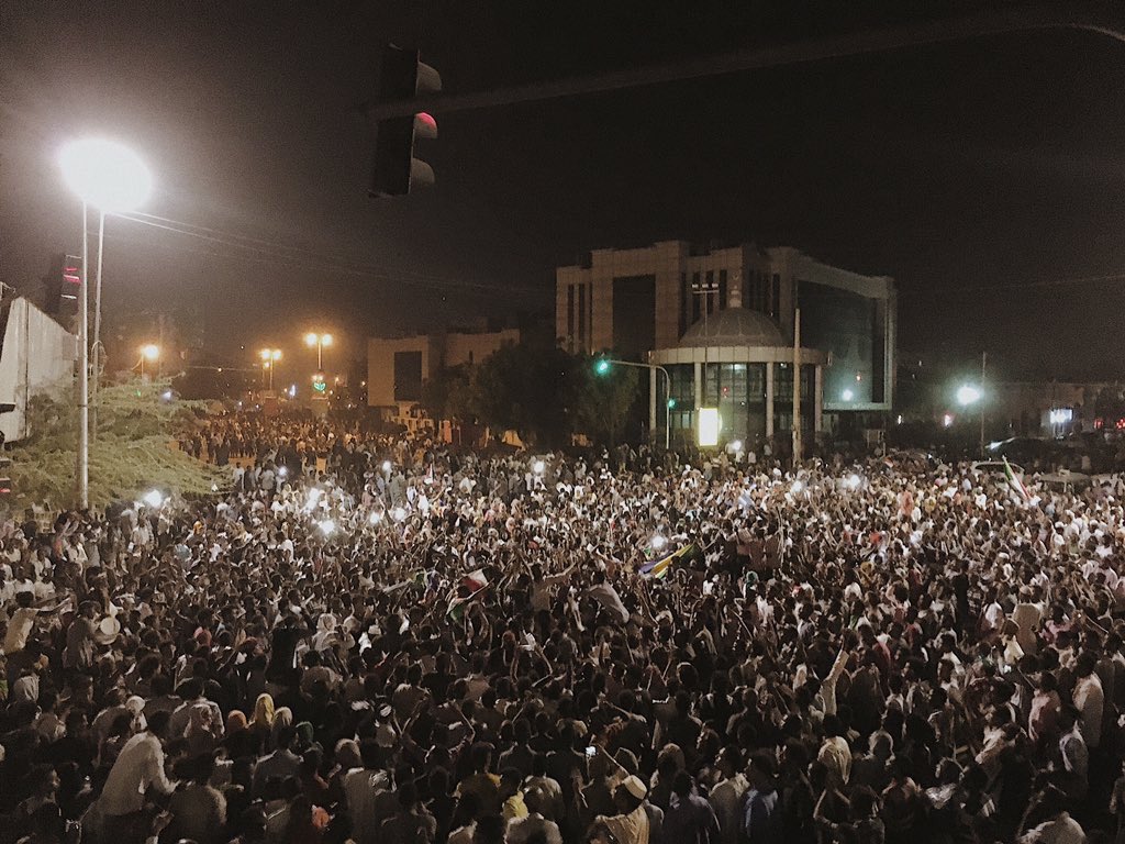 fta7rook7's tweet photo. وباسمك يا صانع التاريخ يا شعبي الذي سحق الضلال ..
المجد لك!! https://t.co/2cN5Rda2Fq
