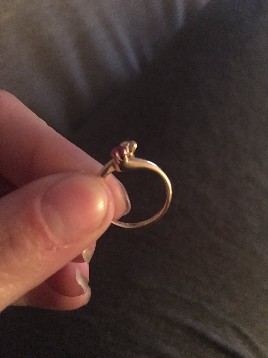 kellylgordon's tweet photo. @RyanPaevey Sooooooo, I have a very small ring size...๐๐คท๐ปโโ๏ธ #imfunsize https://t.co/lXKvuEj5Me