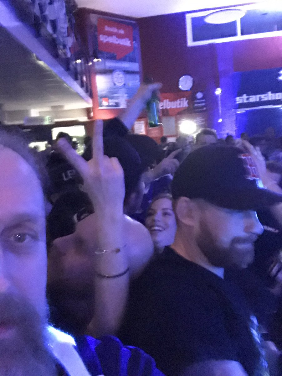 Jonsa99's tweet photo. Fy tusan va magiskt! Precis hemkommen från tegera arena! Herrejävlar vilken stämning! Hamnade längst fram vid staketet och fick träffa August Berg och Mattias Ritola ❤️.  Så härligt att ”Lekke” firar 100 år och man får vara med om något helt magiskt!  SHL nästa.  #ritola #lekke https://t.co/IaNqb3pHLK