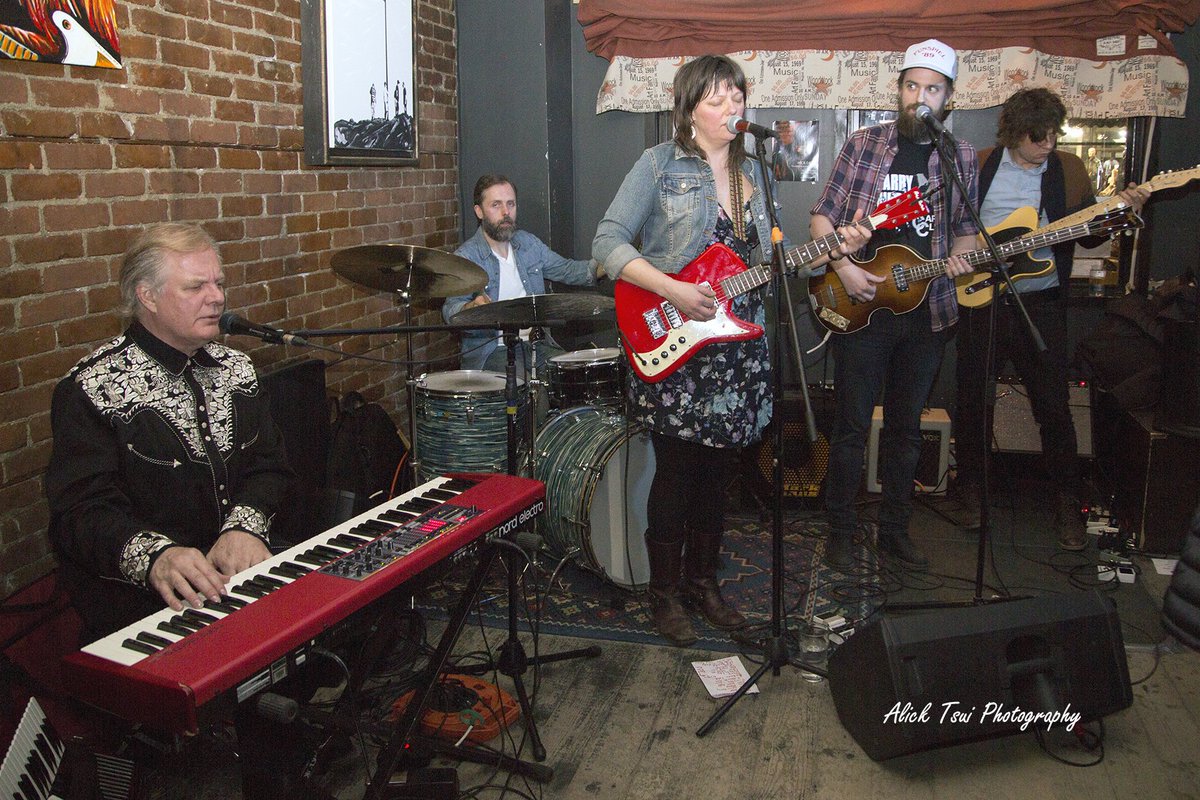 positively4ever's tweet photo. Another evening with @SSSherryRyan @blacksheepnfld @DowntownStJohns #music #earlyset #BrianCherwick #DaveRowe #BradPower #SherryRyanBand @NLLiveEvents @_MusicNL_ great music and social time #BlackSheep pub https://t.co/JT2uiTwbpf
