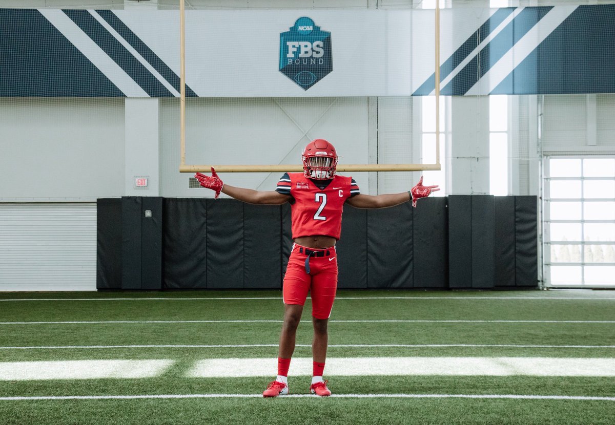 ChampYates's tweet photo. Great visit at Liberty University today!! @CoachHun_LU @CoachHughFreeze #FIRE2T0RM https://t.co/w8U8JK8O0f