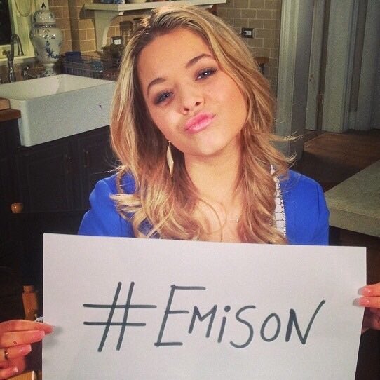 xxxbbycazzu's tweet image. Even the queen asks for it ... please, do not abandon this relationship, it will ruin the hearts of many fans.#SaveEmison #Emison #EmisonForever #Alison #Emily #PLLThePerfectionists @PLLTVSeries @imarleneking @SashaPieterse PLEASE😭🙏🏻🙏🏻