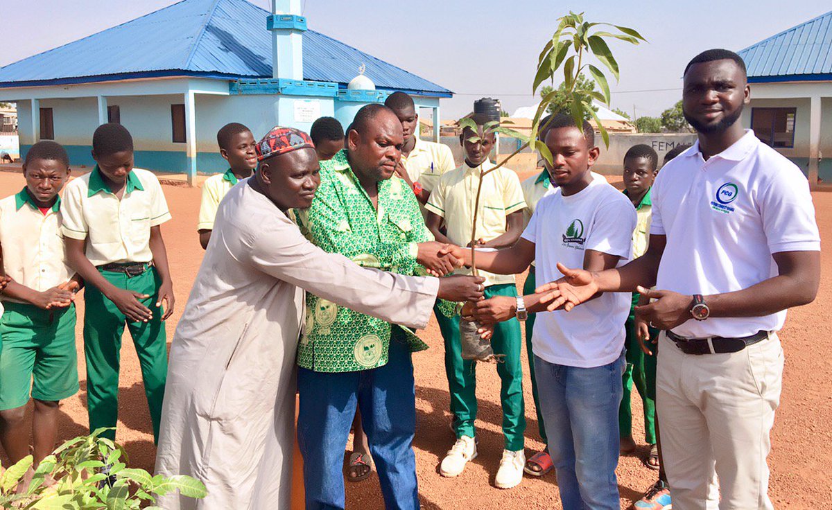 Asrahms_M's tweet photo. Future Connect Ghana (@fcgha) worked with Green Savanna Company Limited to donate Fruits and Shade tree seedlings and saplings to TASQIF Islamic JHS at Kapayili in Tamale, as part of their annual social responsibility giveaways. #communitydevelopment, #Climatechange, #FSSproject https://t.co/SNsmGa3XAJ