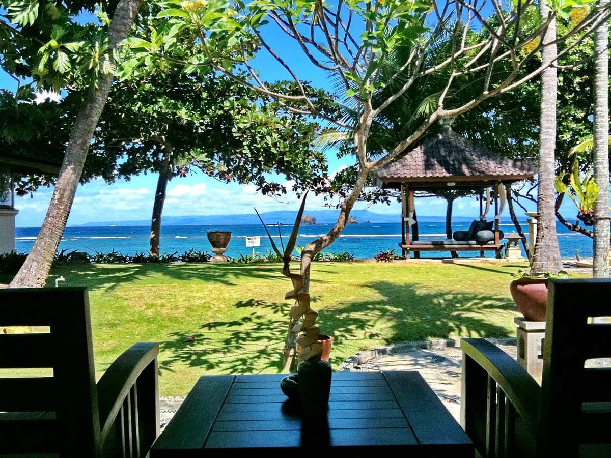 Seaside splendor at @puribaguscandidasa Bali

for more details please see theconciergeasia.com

#puribaguscandidasa #candidasa #candidasabeach #bali #lempuyangtemple #seaside #seavibes #australiatouristguides #scandinaviantour #iamatraveller  #theconciergeasia