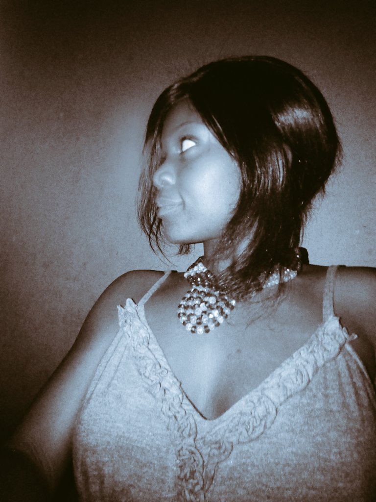 Bluecee3's tweet image. If you are in love with me, make me blush too. Don't just smile and blush alone like an idiot💃💃💃