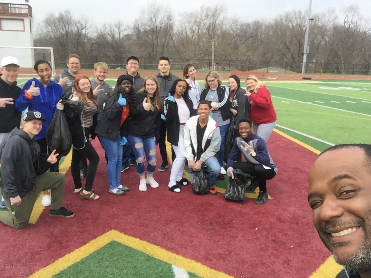 JasonWCallaway's tweet photo. AVID 11 putting in the work to keep our campus clean. #KCtrashtag #AVID #ThisisTonka https://t.co/RVSvtbGuao