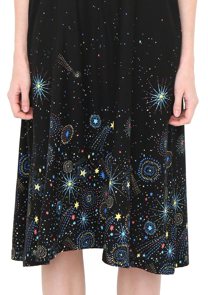 グラニフ キャミソールワンピース Aラインのキャミワンピース カットソーやtシャツを合わせて 幅広い着こなしが楽しめます 夜空に浮かぶ星々を裾にプリントしたブラックと ぐーたら猫の日常をスケッチしたネイビーの2色展開です グラニフ グラニフ キャミソールワンピース Aラインのキャミワンピース カットソーやtシャツを合わせて 幅広い着こなしが楽しめます 夜空に浮かぶ星々を裾にプリントしたブラックと ぐーたら猫の日常をスケッチしたネイビーの2色展開です グラニフ