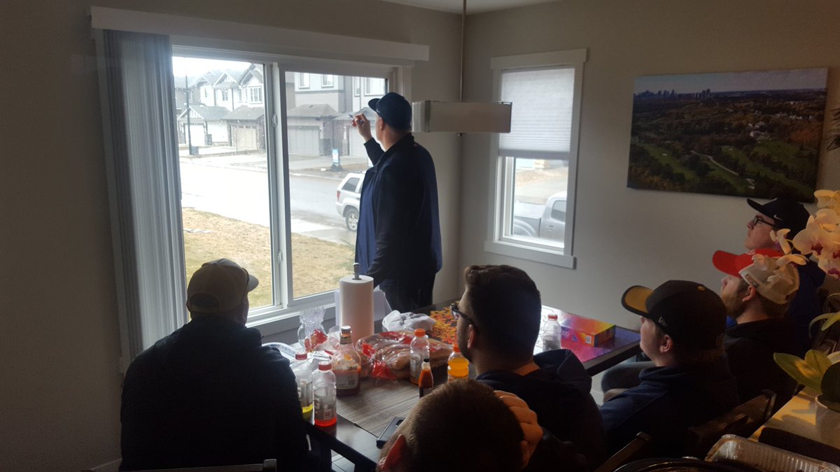 WildcatsOL's tweet photo. You might just be at an oline bbq when 5 minutes after eating, your dinning room window turns into a white board. #fatcrew https://t.co/l8TghmqMMD