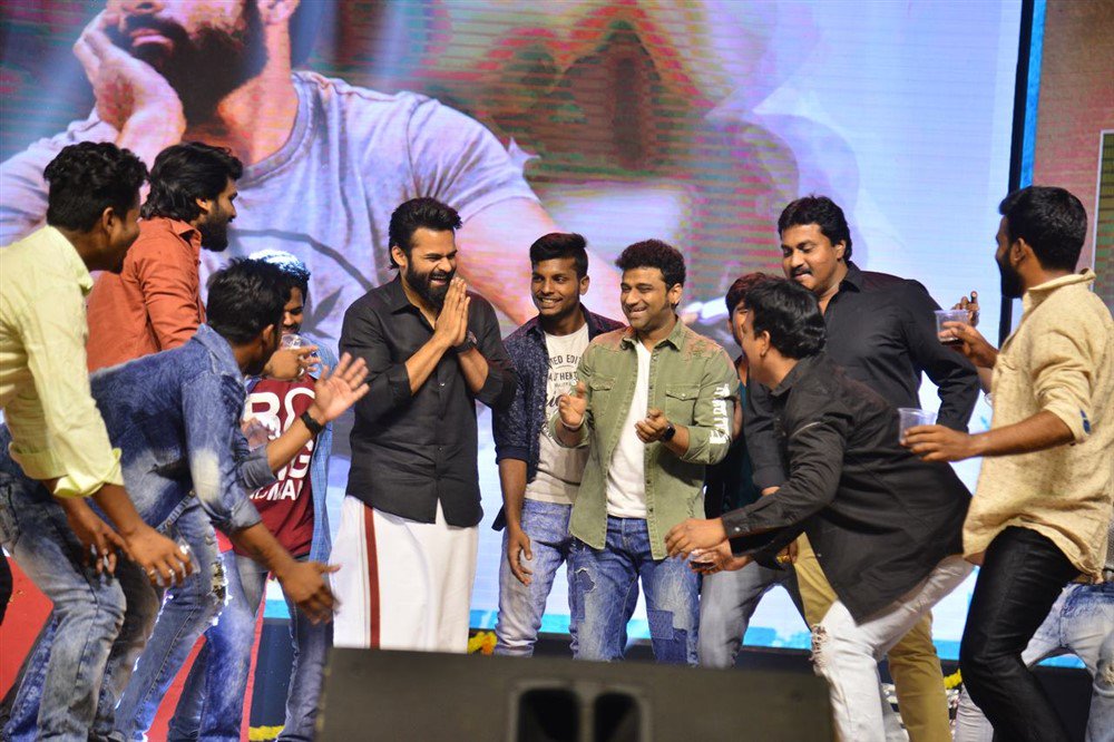 SakshiNews's tweet photo. ‘చిత్రలహరి’ ప్రీ రిలీజ్ వేడుక ; https://t.co/czlsjUQ9jt @IamSaiDharamTej @kalyanipriyan @ThisIsDSP #ChitralahariPreReleaseFunction https://t.co/ZzXpFd1ZxY