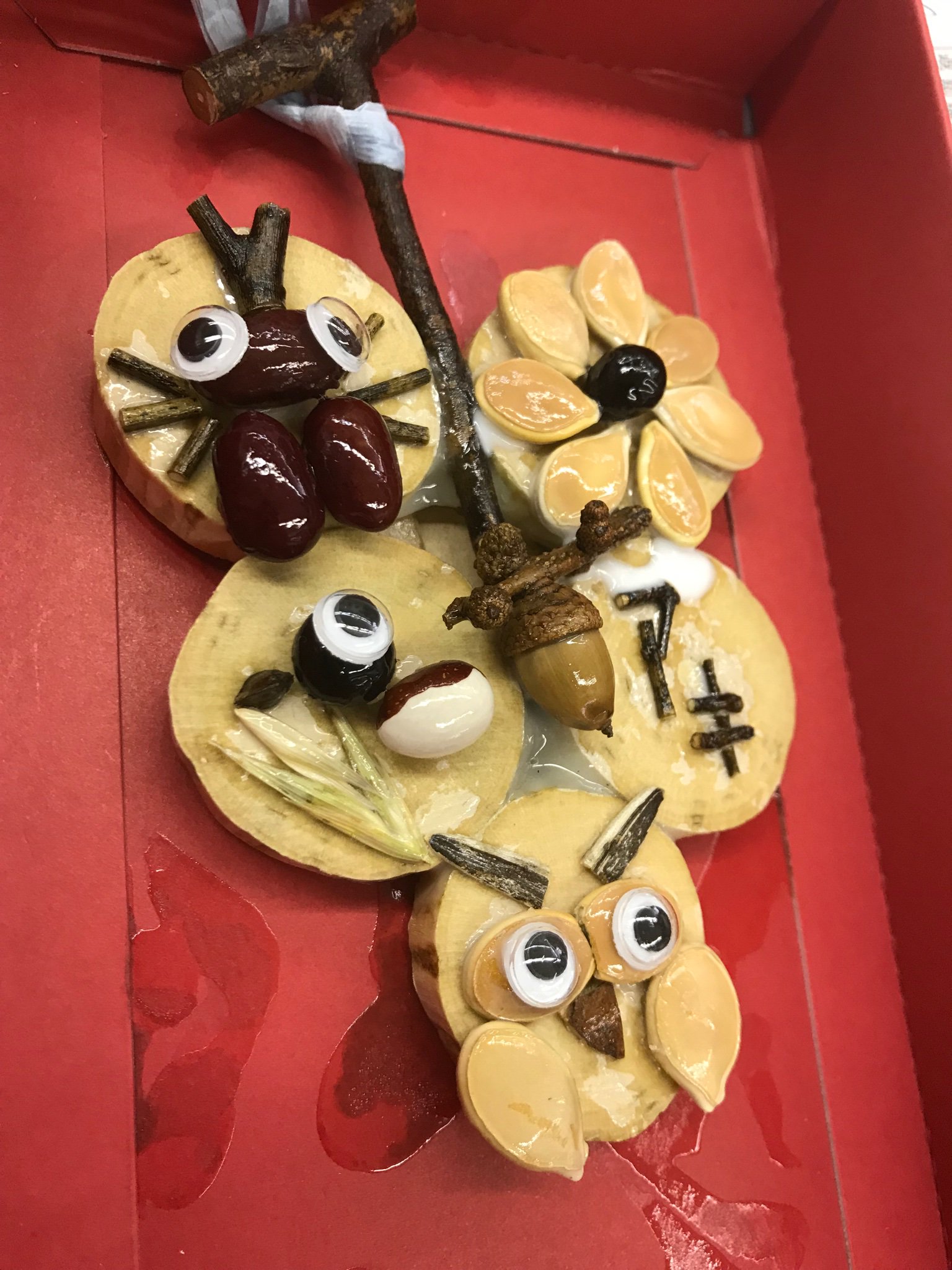 公式 森のふれあい館パック 本日 木の実クラフト体験をして頂いたお客さんの作品です ୨୧ ᴗ 新小学４年生の男の子が ブドウ に木の実を飾り付けてくれたよ 艸 特にフクロウさん 木の実を加工していてすごい 技ありです お名前入りも
