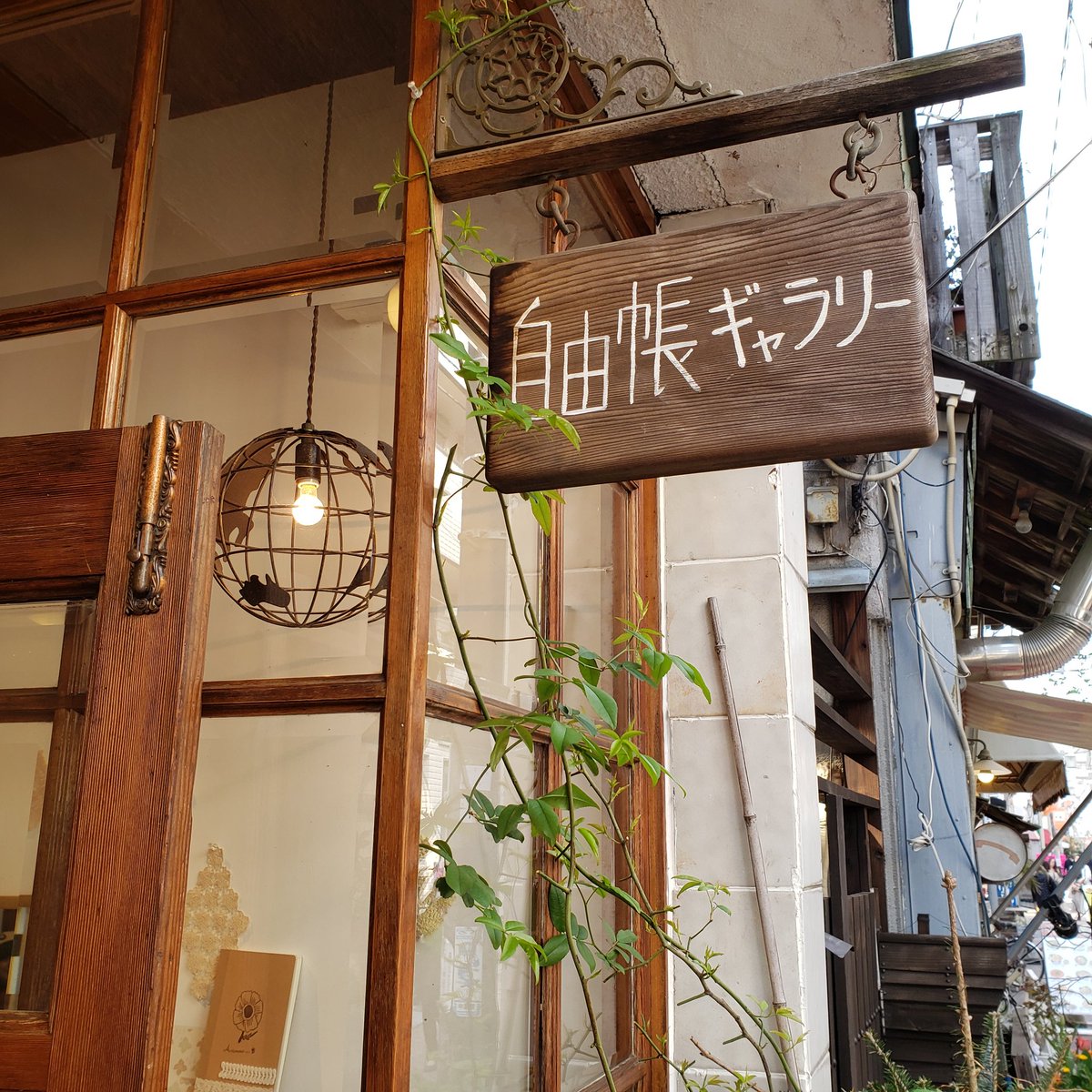ChieOhanazakka's tweet photo. #ナチュラルがすき 最終日始まってます🍀
今日は18時まで＊

天気も良いので気持ちいいです～◎
みんなでお待ちしてます♪

写真1枚目の恋占い(マーガレット)ブローチともの思い(パンジー)ブローチ
各1点ずつ追加します🌼 https://t.co/K0EPEqIMOM