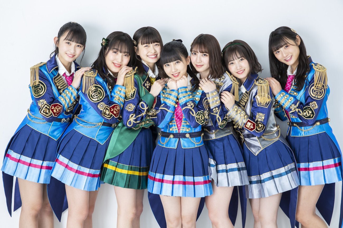 تويتر 女性アイドル衣装画像 على تويتر 意思 Hkt48 鮮やかでシャープな印象を与える ブルーを基調としたマーチング風のかっちりとしたジャットとスカート 小物は 紋章のワッペンや金のフリンジ ボタンで豪華さがプラスされています タイトル通り 強い 意思