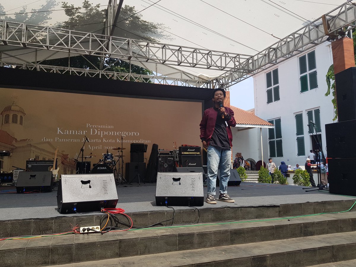 Kalo lomba stand up apa aja bisa jadi berkah yg kaga terduga. Contohnya Joned, dia ngeblank tapi malah lucu. Masa tiba2 di atas panggung jajan kerak telor. Bise aje luh.