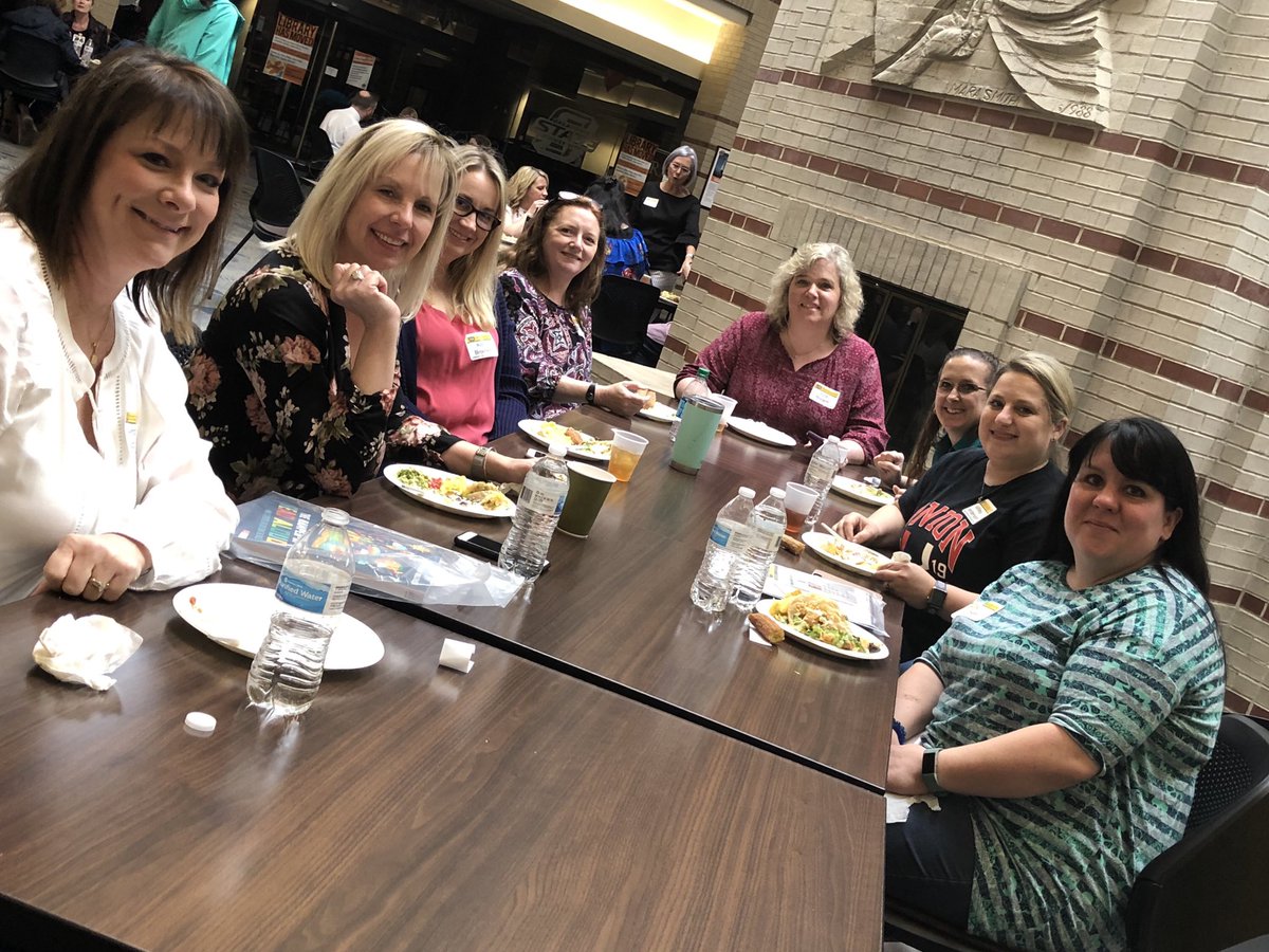 LiteracyOKLA's tweet photo. Lunch buddies at the OKLA Literacy Conference! #OKLA2019  #OSUtulsa #oklaed https://t.co/xOOz2sVu2M