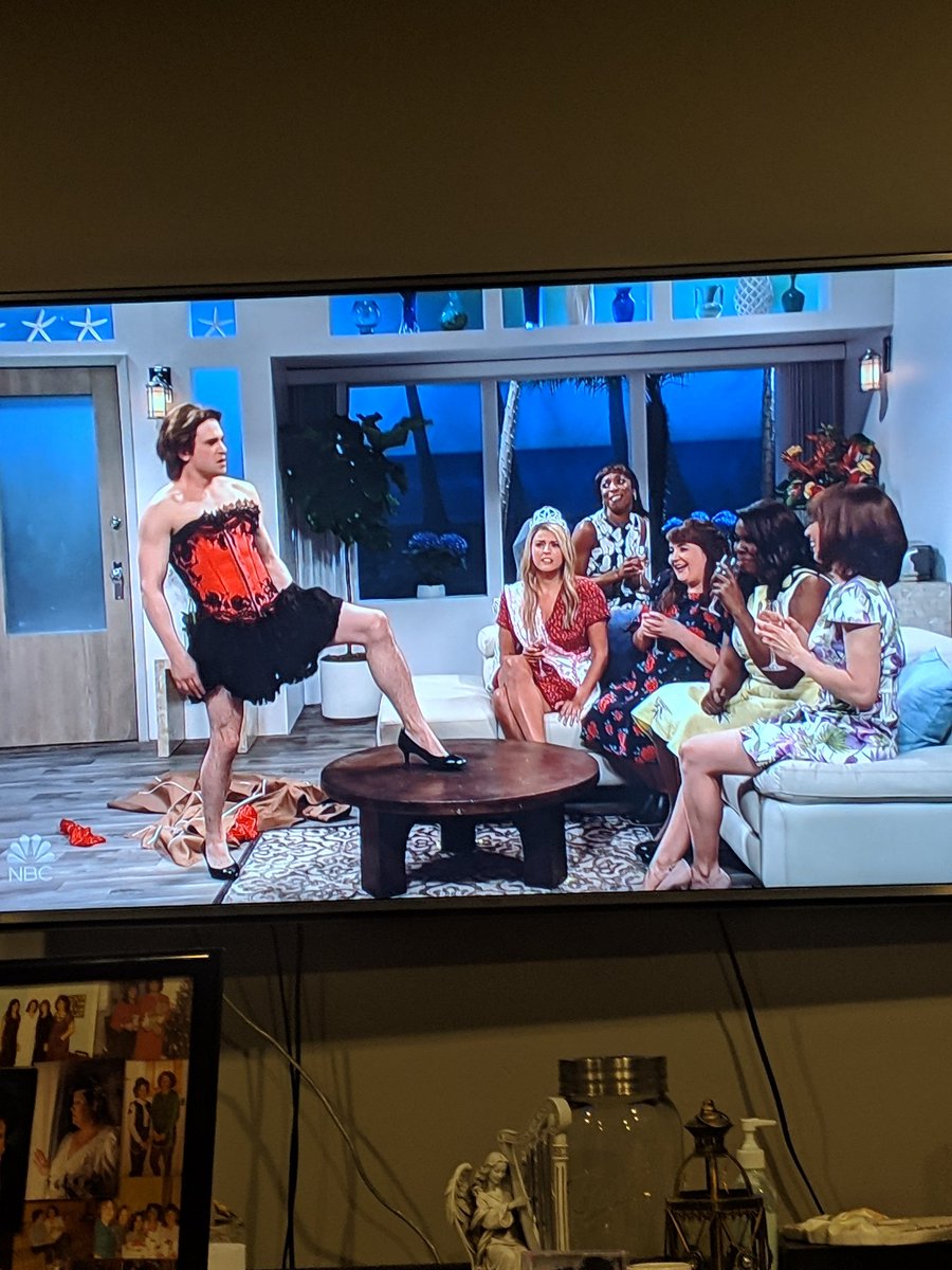 Holly_Wrote's tweet image. Seeing the #KingOfTheNorth in #burlesque is something I didn't know I needed, but here we are. Thank you @nbcsnl @GameOfThrones #GameOfThrones what a scene!