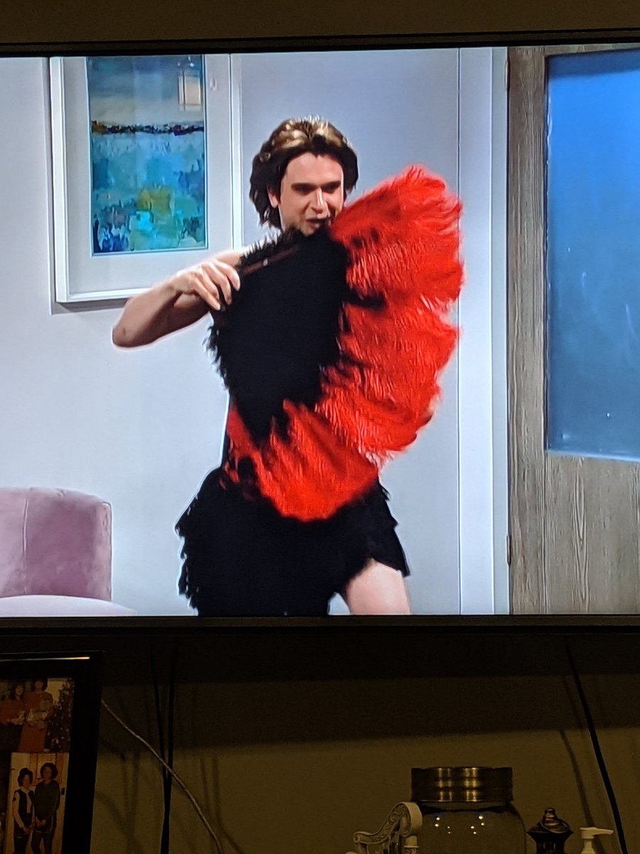 Holly_Wrote's tweet image. Seeing the #KingOfTheNorth in #burlesque is something I didn't know I needed, but here we are. Thank you @nbcsnl @GameOfThrones #GameOfThrones what a scene!
