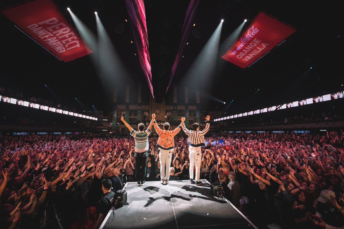 kevinjonas's tweet photo. What a crowd!! Thank you guys for bringing the energy tonight. That was incredible 🔥 @jonasbrothers https://t.co/XN972w2Nlw
