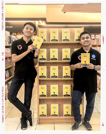 Ordinary people , destined to be the second international bestseller for indonesian author, Andrea Hirata, after his first one that surprised the world's readers , The Rainbow Troops . " - Jill Simmons, New York.
New Arrival :
• Orang - Orang Biasa •
( WA ) (+62) 821 1954 2201