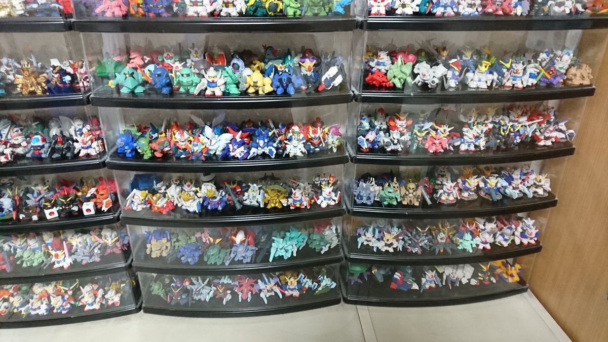 缶　ケース　SDガンダム ガンダムだけ出したのでケースを並べたのも SDガンダムフルカラー