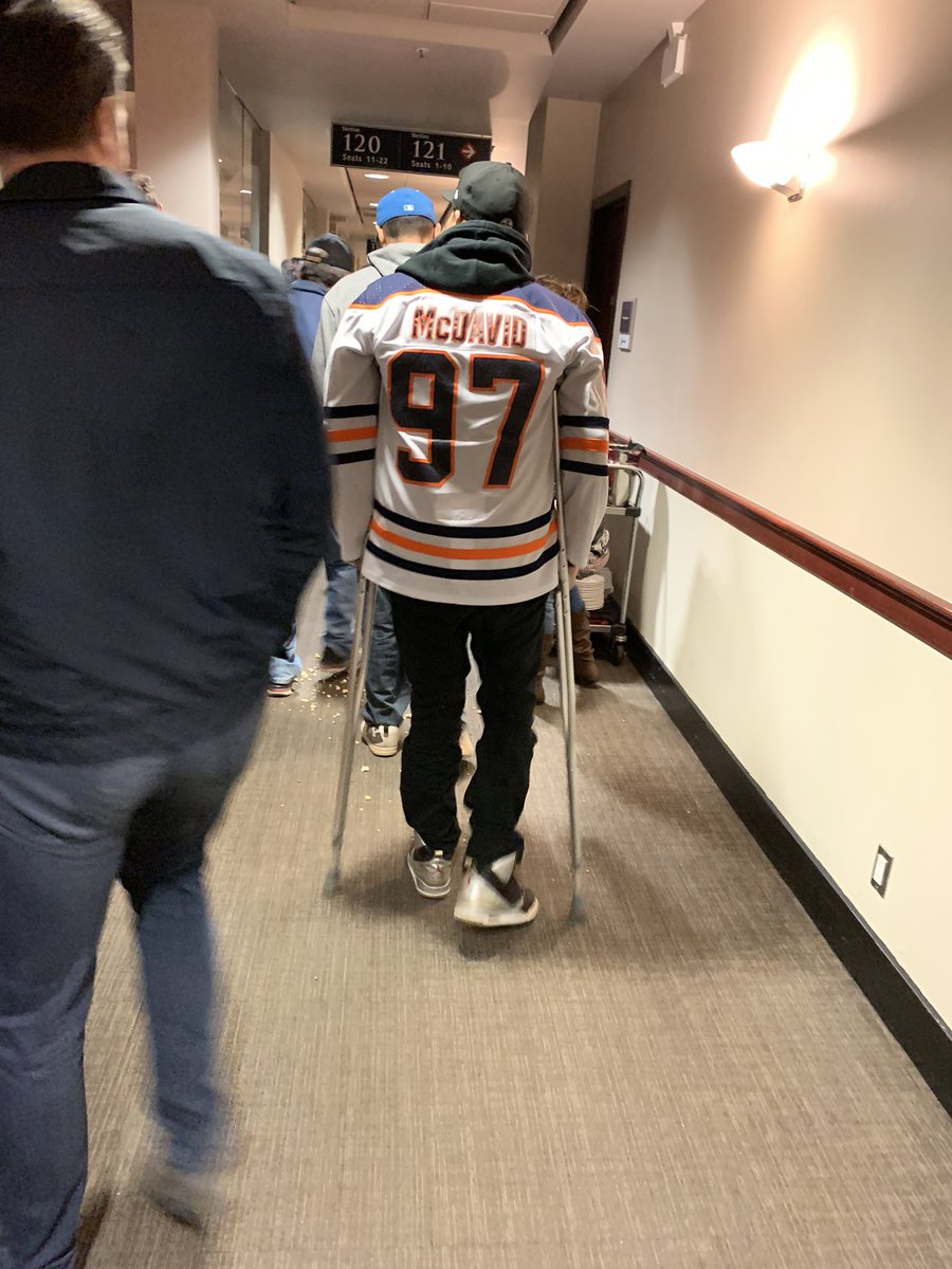 rowein_39's tweet photo. Mcdavid leaving the Calgary #ingreatspirits #McDavid #HNIC #ITSNOTBROKEN https://t.co/2guX8PgSLJ