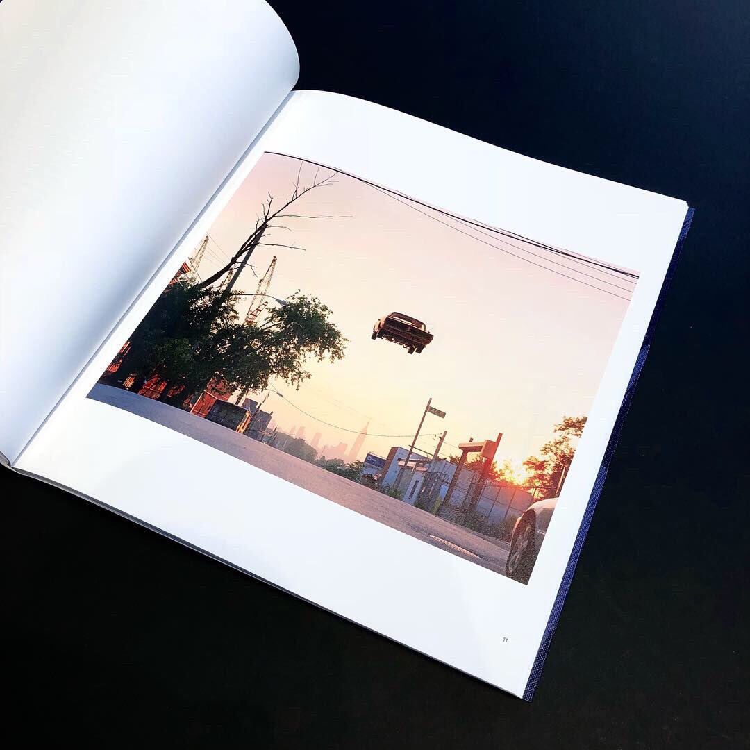 NADiff_X10's tweet photo. 【新刊】Matthew Porter『The Heights』
道路にぽつんと浮かぶ1台のヴィンテージカー。車が飛んでいる!という事態に思わず笑顔になってしまいますが、これらは全てアメリカ各地で撮られたもの。
一見画一的な背景から垣間見えるアメリカの郷愁、皮肉も入り混じった1冊。
#matthewporter #topmuseum https://t.co/8d4S2Q8A5k