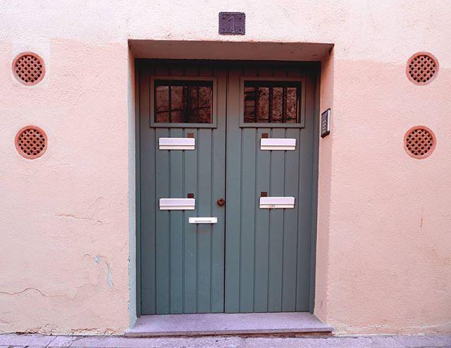 barnosell's tweet photo. Puertas curiosas.
#girona #total_girona #gironaenamora #gironaemociona  #raconsde_catalunya #catalunya  #visitcatalunya #poblacions_de_catalunya #TopCatalunyaPhoto  #socdepoble #elmeupetitpais #ok_catalunya  #total_catalunya  #ok_catalunya #canonespaña  #canonespana #canoneo… https://t.co/oUZxaJ04jL