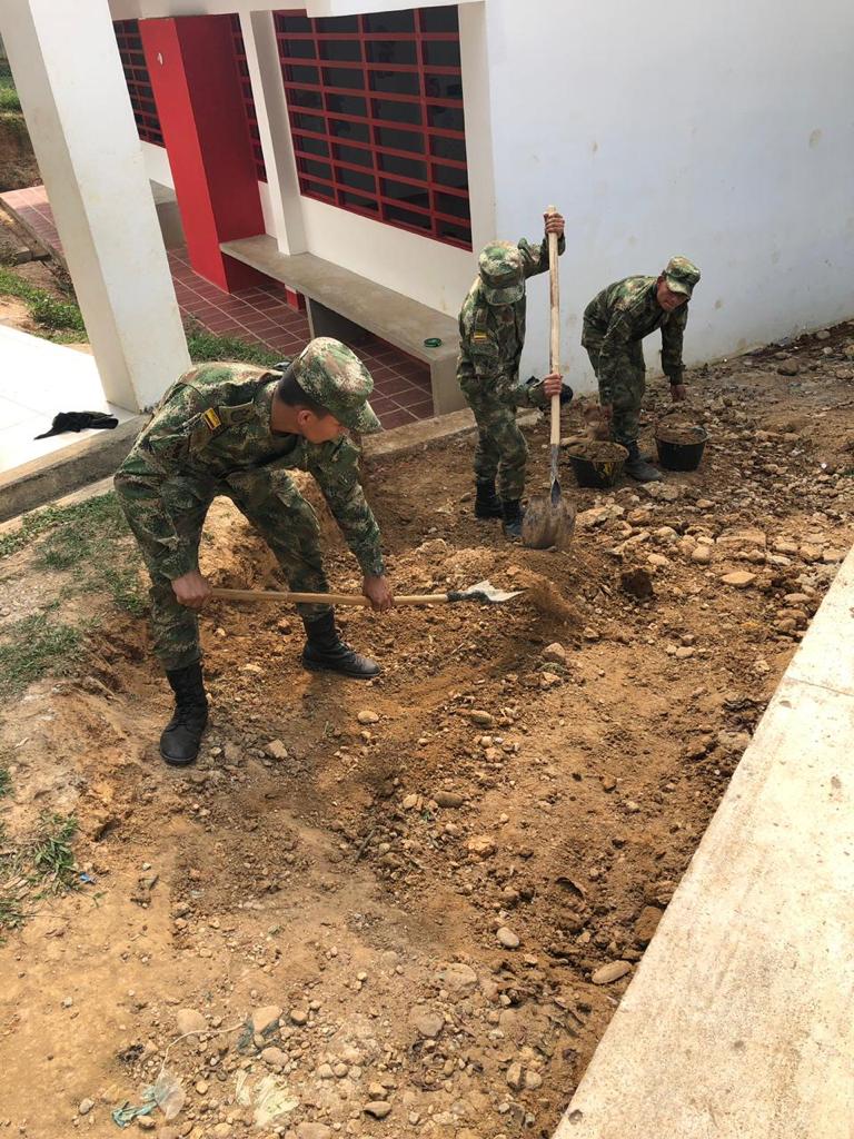 Ejercito_Div6's tweet photo. #SoldadosHorus del #BatallónCazadores realizaron trabajos de construcción de piso en concreto en IE Troncales en zona rural de San Vicente del Caguán para mejorar movilidad de 130 alumnos. Esto demuestra que #HorusEsProgreso. https://t.co/EpRQkyPNU9