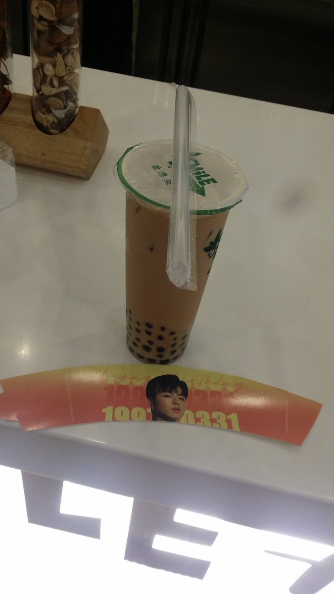 mydaykonic's tweet photo. @iKONBobhee
@koojunhoe_kr
@jiwonderer
@JUNESH0E_
@_egglicious_
@jvnhoee
#SmileToGo
For my bday twin, happy birthday to us! https://t.co/6RZ5KhIJQU