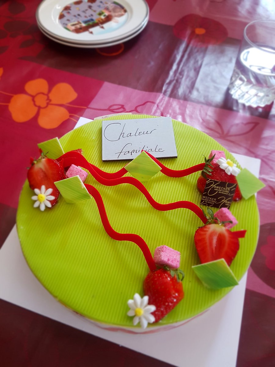 thao13008's tweet photo. #hawecker #gateau #fraisier https://t.co/WAjuUZG9xJ