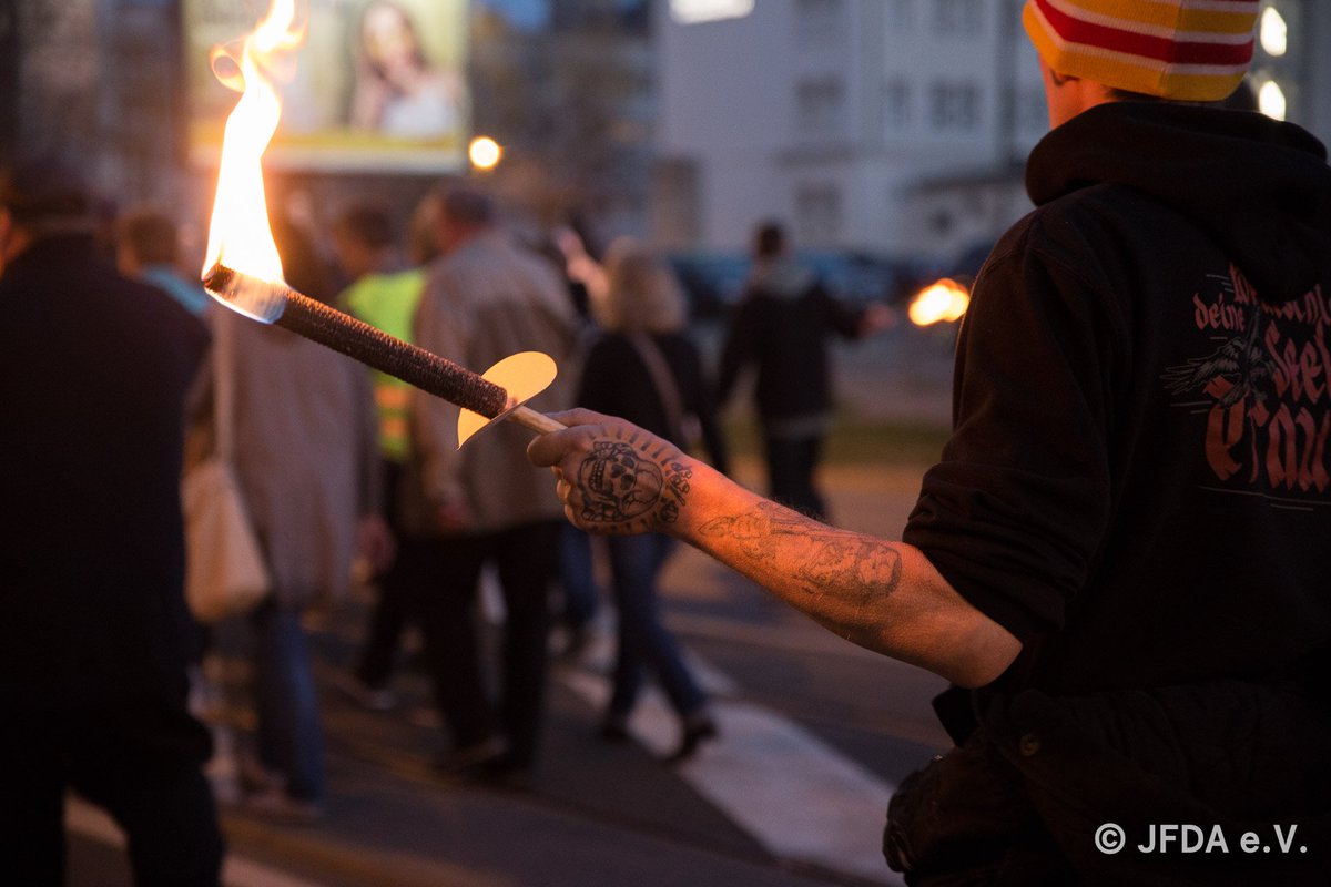 JFDA_eV's tweet photo. Neonazi-Parolen wie „Nationaler Sozialismus – jetzt“ waren den gesamten Abend über zu hören. Teilnehmer trugen Shirts oder Pullover mit Aufschriften wie „NS MD“, „NS Zone“ oder „Freiheit für Wolle“ (Ralf „Wolle“ Wohlleben war Unterstützer des #NSU) #md0604 https://t.co/KUhaJQSedV https://t.co/0c6X4ik4RZ