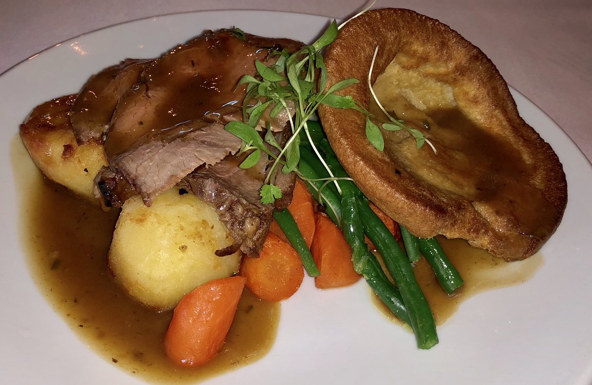 #roast #dinner with all the #trimmings today <a href="/artisblackheath/">Artis blackheath</a> from #midday #restaurant #goodfood #eatwell #eatlocal #roastbeef #roastchicken #veggie #option #blackheath #blackheathvillage #blackheathmums &amp; #dads #wine #ale #drinks #family #friends #sunday #enjoy