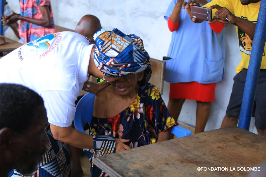 Visite de la fondation La Colombe au Home des Vieillards de Kintambo et à l’hospice des vieillards de la paroisse Saint Pierre. Nous leur avons apporté des vivres, des vêtements ainsi que le nécessaire d’hygiène et de santé. Ces personnes âgées méritent toute notre attention.