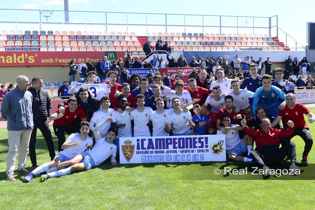 RealZaragoza's tweet photo. 🏆 ¡¡CAMPEONES!! #RealZaragozaDHJ

#canteraRZ 💙🦁
#GrandesdelaAalaZ https://t.co/YfklSkQb8L