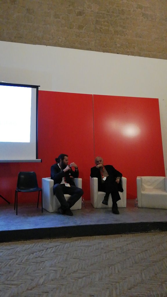 Quello che prevalse a #Berlino dopo la caduta del muro fu la democrazia come bancomat dei consumi: #DeLuna con @carlogreppi a <a href="/NCL_info/">Napoli Città Libro</a> su #LEtàdeimuri <a href="/feltrinellied/">Feltrinelli Editore</a>