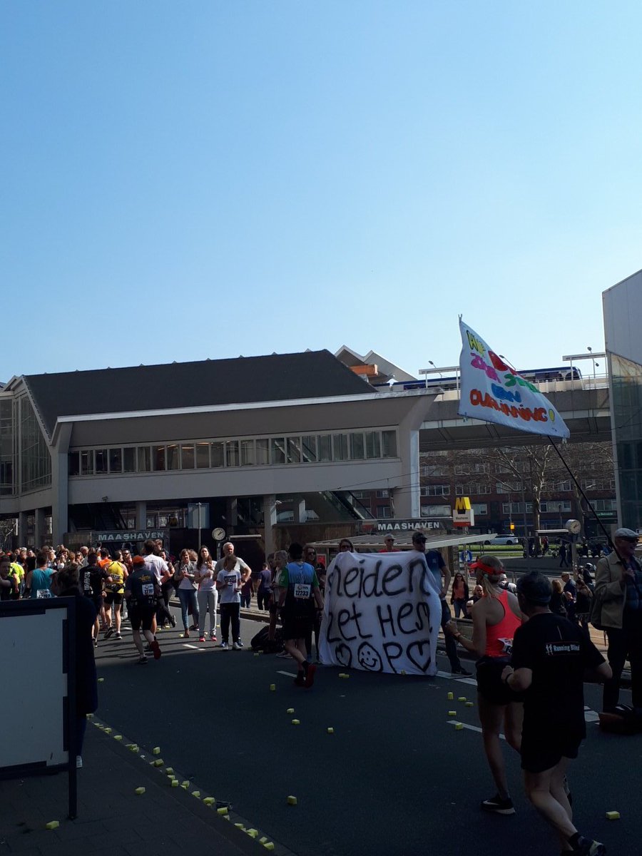 Wat een geweldige sfeer op de #Brielselaan! Lopers worden fanatiek aangemoedigd. #MR19