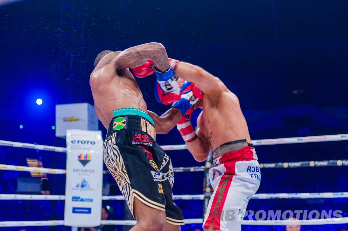 📸 | Andrew Robinson takes Damian Jonak’s ‘0’ in Poland last night 🇵🇱👊💥<a href="/Robinson5851/">Andrew Robinson</a> <a href="/DamianJonak_/">Damian Jonak</a>