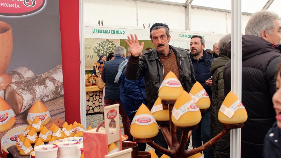 elprogreso_Lugo's tweet image. #ConVídeo 🧀 #LuisZahera réndese ante o afumado vilalbés ►Foi o encargado de ler o pregón da XXV Festa do Queixo de San Simón elprogreso.es/articulo/a-cha…