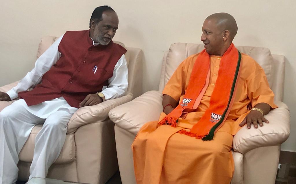 drlaxmanbjp's tweet photo. Welcomed Hon’ble Chief Minister of Uttara Pradesh Sri Yogi Adithyanath Ji at Begumpet, Hyderabad.
#IsBaarPhirModi #DrKLaxman https://t.co/A5jIJvdOV8