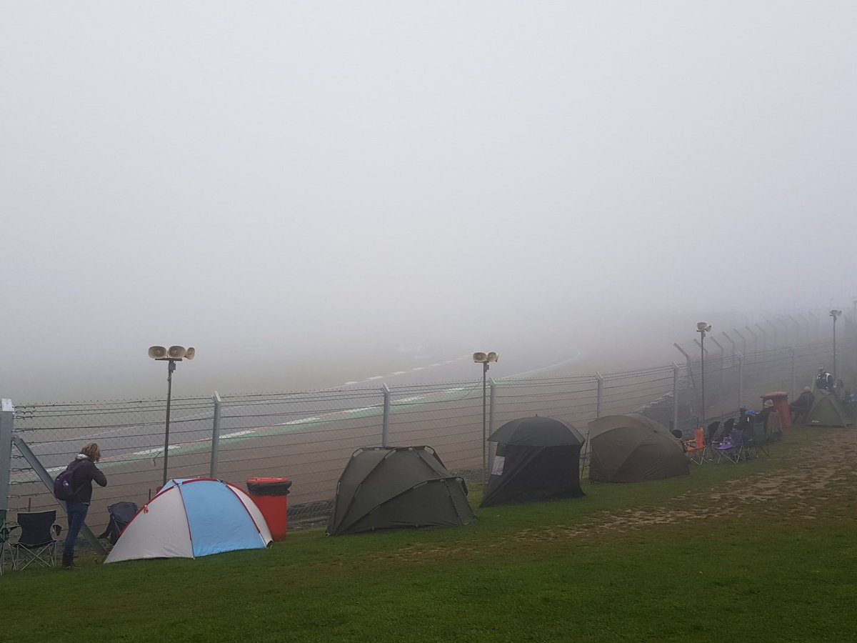 Staffs16's tweet image. You might be to get the fans out @Brands_Hatch #firstcorner #btcc