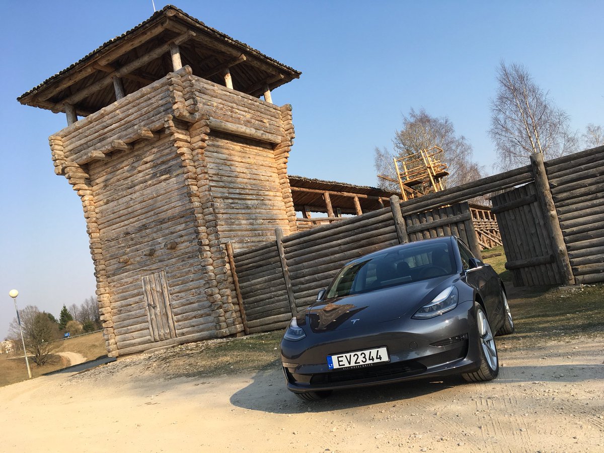 lasas's tweet photo. #Zeroemissions way to attack #Medieval #Castle - use #TeslaModel3 to move #Belfry #SiegeTower #BatteringRam - #Sunday with #Kids #Lithuania @TeslaOwnersWW @Tesla @elonmusk https://t.co/ylWV1PJqvR